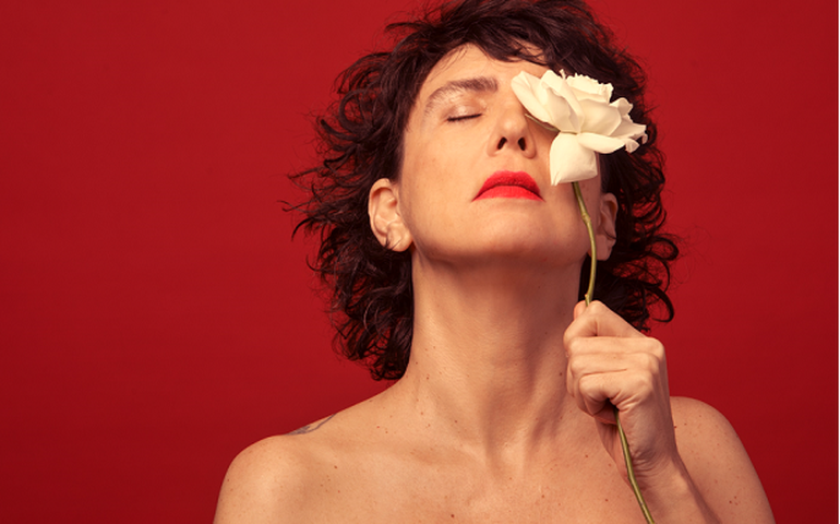 Adriana Calcanhotto faz tour em tributo a Gal Costa