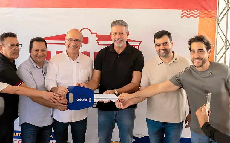 Arthur Lira e Ronaldo Lopes unem forças e deputado leva mais de R$ 7 milhões em obras e equipamentos a Penedo