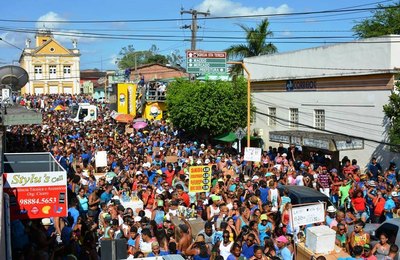 Mesmo sem tinta, bloco Tudo Azul arrasta multidão em Murici  