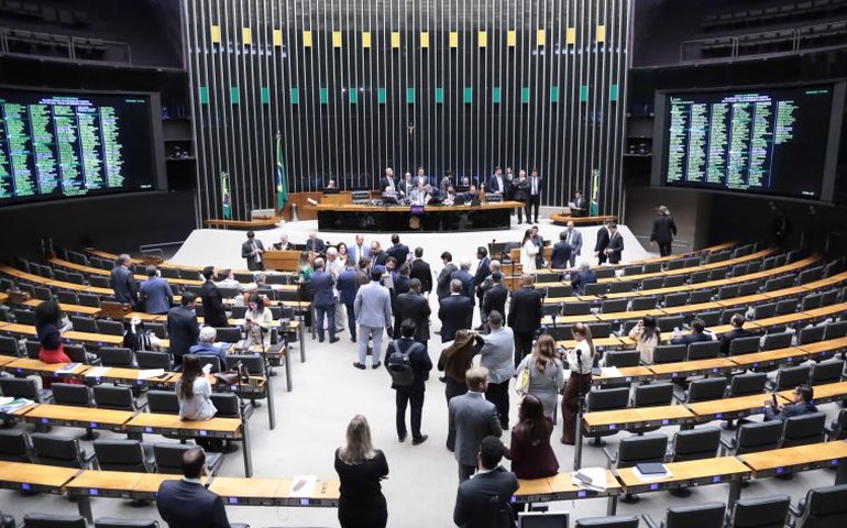 Câmara aprova regime de urgência para 18 propostas