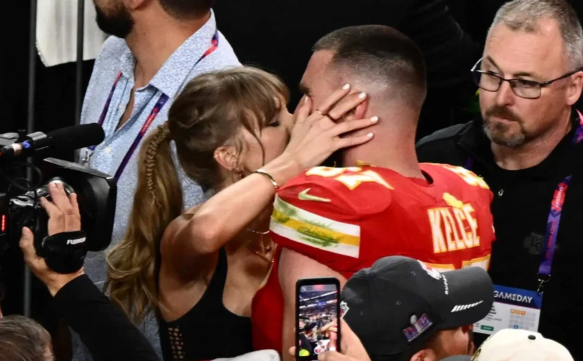 Super Bowl: Namorado de Taylor Swift, Travis Kelce 'tromba' com técnico dos Chiefs após ser retirado de campo e é criticado; vídeo