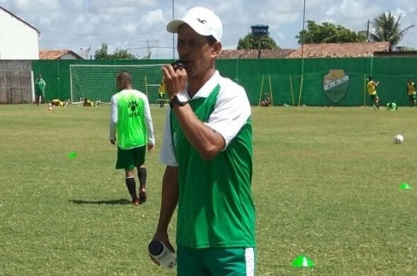 Direção do Coruripe dispensa técnico Lino e mais quatro jogadores