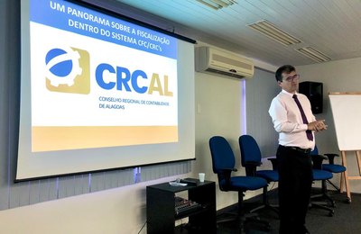 Bacharéis em ciências contábeis prestam exame para habilitação profissional neste domingo (15)