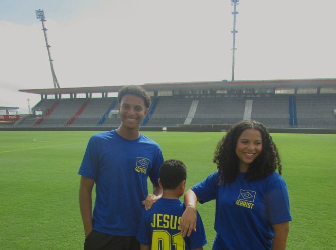 Empreendedora alagoana une fé e paixão pelo futebol em coleção para a Copa de 2026