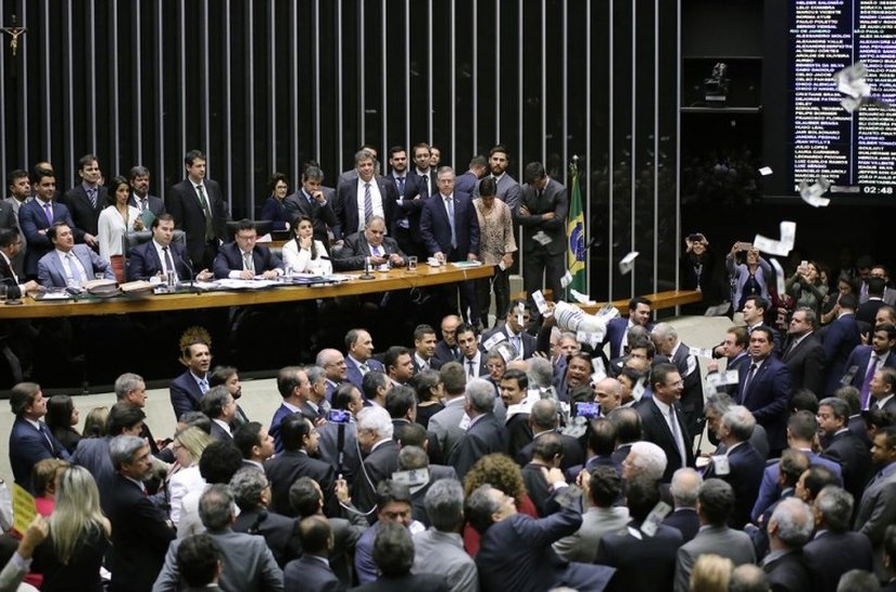 Bancada federal vota dividida: quatro com Temer; quatro contra e um ausente