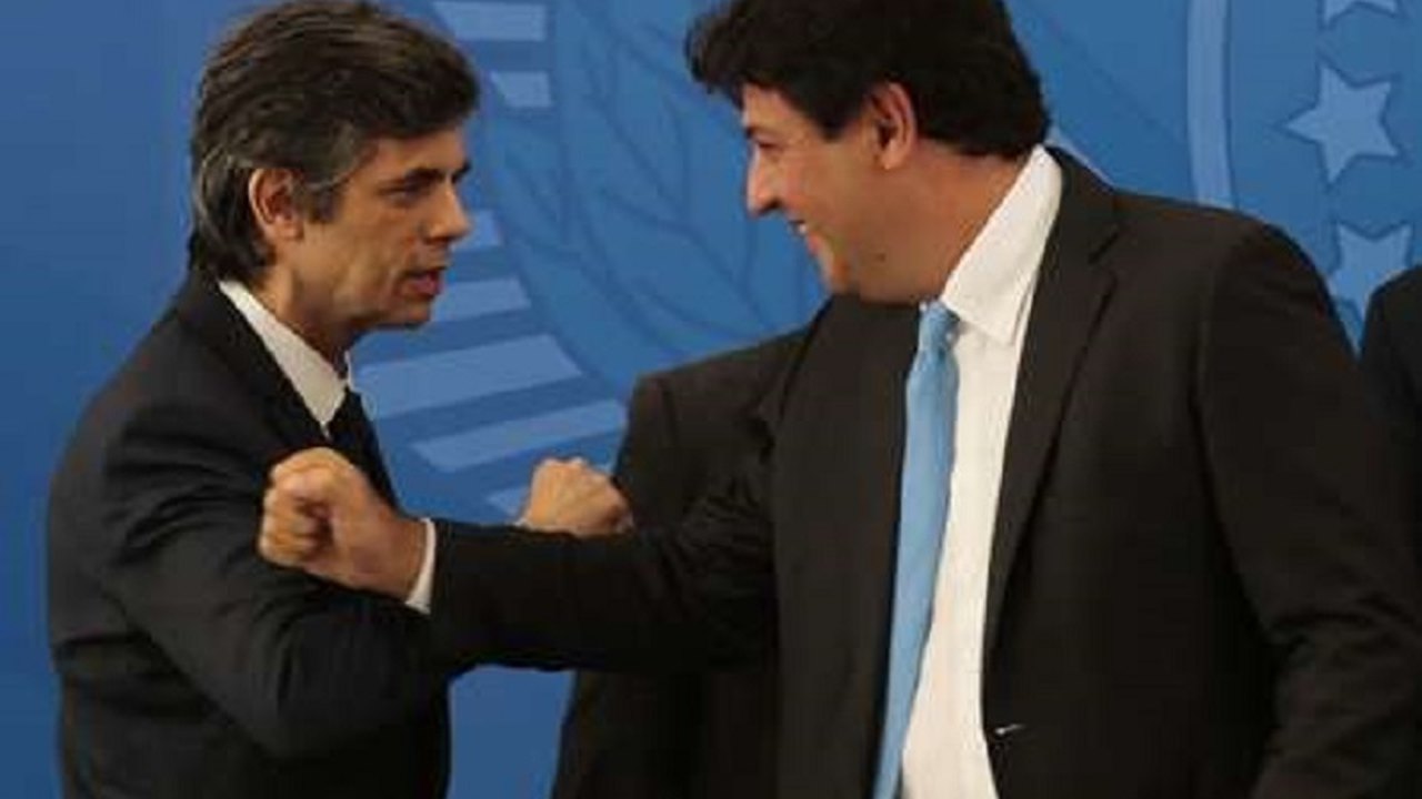 Entre trocas de ministros, número de mortes avança 666% no país