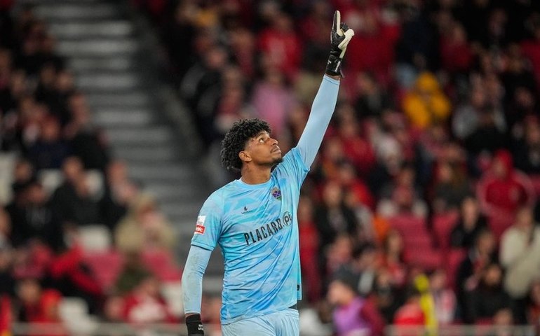 Corinthians acerta a contratação de Hugo Souza, do Flamengo, por empréstimo