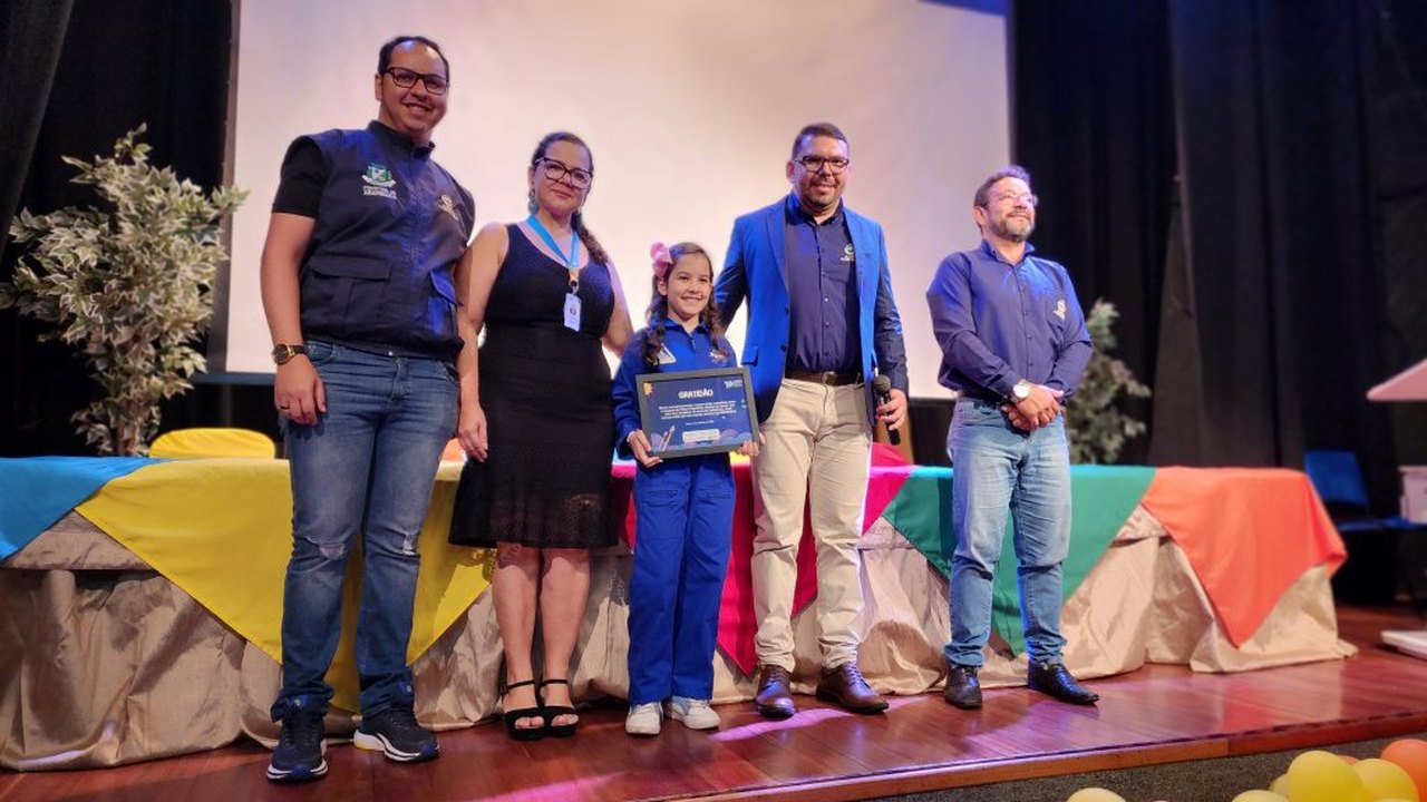 Prefeitura premia medalhistas da OBA e MOBFOG e homenageia a mais jovem astrônoma do mundo