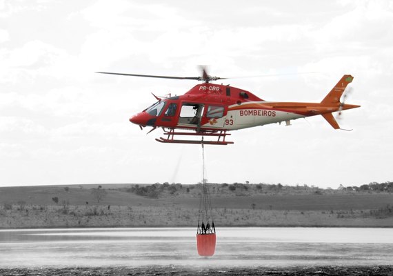 Helicóptero dos bombeiros perde força e faz pouso forçado no Rio Araguaia