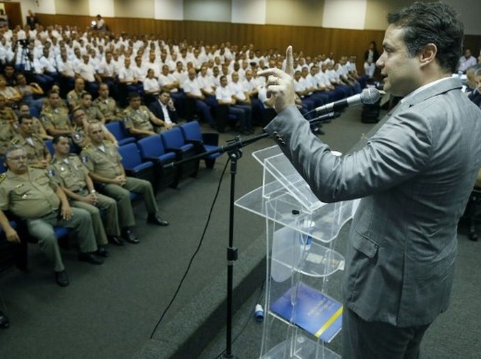 Renan Filho pede firmeza e serenidade a novos militares