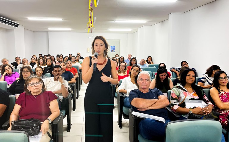 Agentes comunitários de saúde passam por capacitação para assistência aos idosos