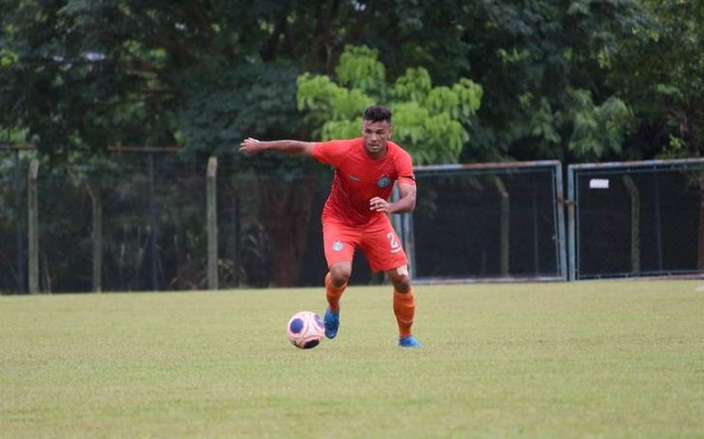 Emprestado até abril, lateral Cristovam tem futuro incerto no Guarani