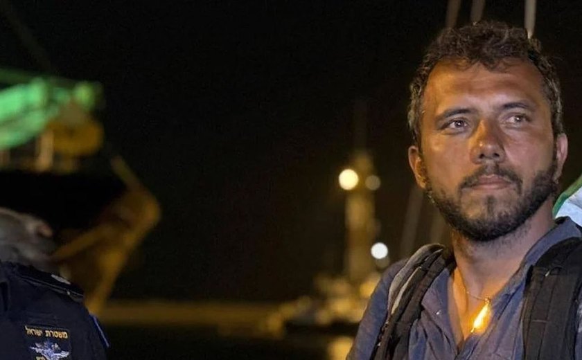 Ativista Thiago Ávila preso por Israel desembarca no Brasil