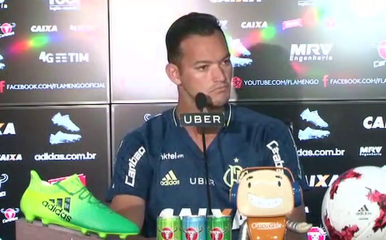 Réver vê falta de diálogo no Fla, mas garante foco na briga pelo título