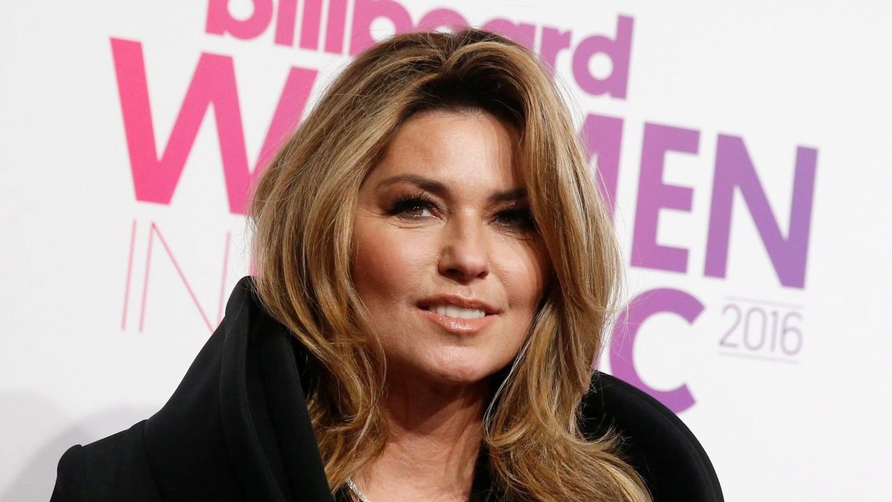 Shania Twain revela que achatava seios para evitar abuso sexual de padrasto