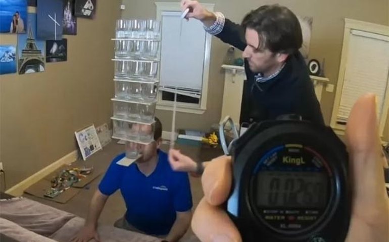 Americano equilibra 19 copos de vidro com a boca e entra para o Guinness