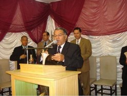 Evangelista Erivaldo Teixeira oferecendo a Deus culto em ação de graças