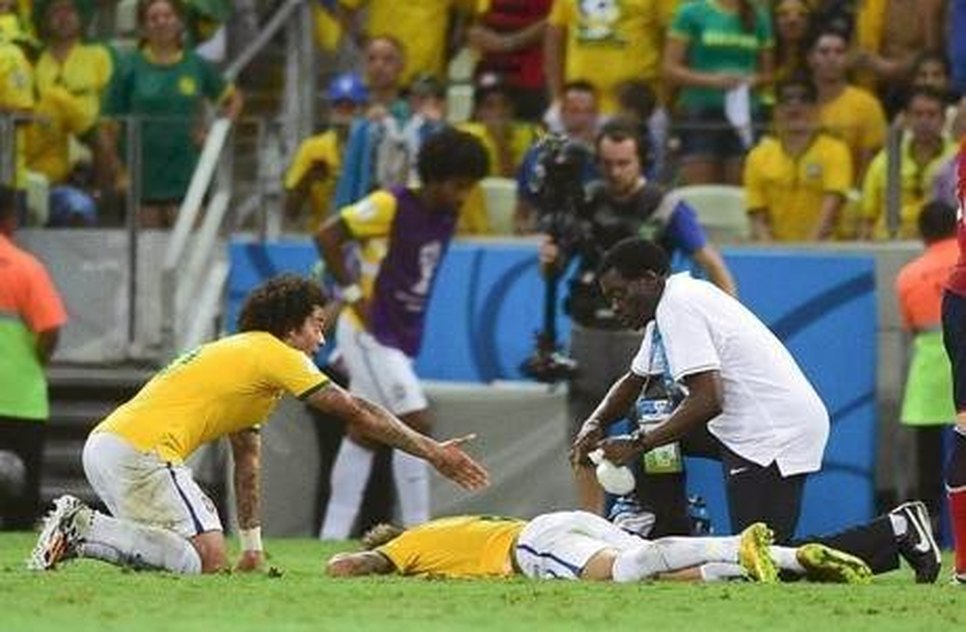Neymar fratura a vértebra após entrada de Zuniga / Gazeta Press