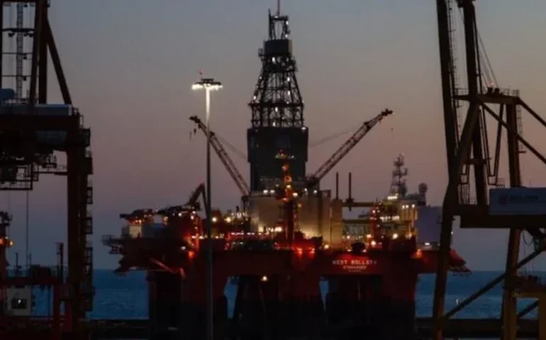 Petróleo fecha em alta com risco geopolítico, mas perde força com negociações Israel-Líbano