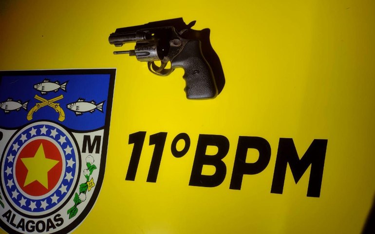 Polícia Militar apreende arma durante abordagem a veículo em Igreja Nova