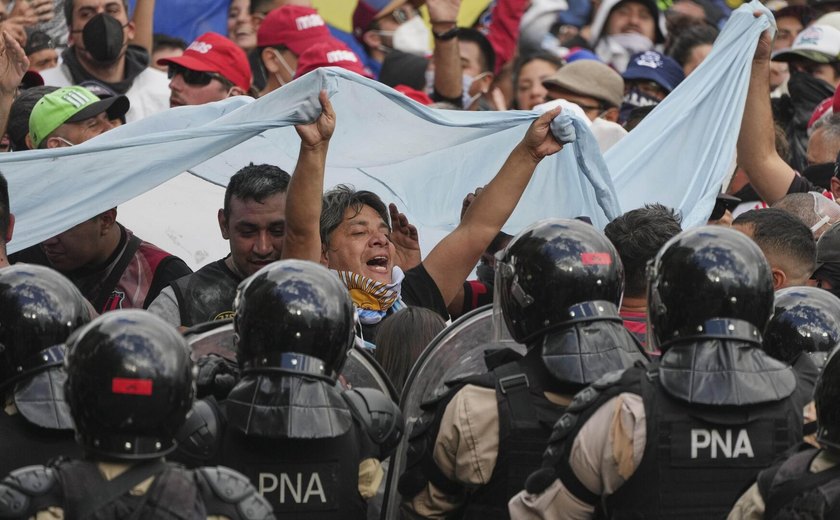 Protestos de aposentados com torcidas organizadas escala para confronto com polícia na Argentina