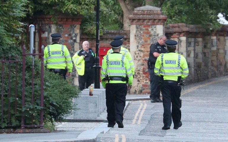Polícia britânica diz que ataque com faca no sul da Inglaterra foi ataque terrorista