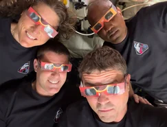 A tripulação do Artemis II, no sentido anti-horário do canto superior esquerdo, a especialista em missões Christina Koch, o especialista em missões Jeremy Hansen, o comandante Reid Wiseman e o piloto Victor Glover posam para foto NASA via AP