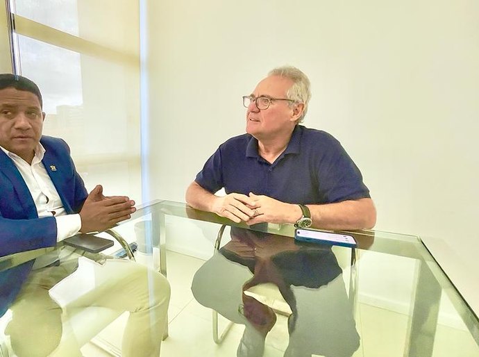 Prefeito Júlio Cezar se encontra com senador Renan Calheiros em Maceió