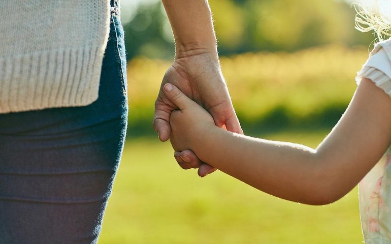 Adoção é tema de dois filmes que estreiam neste fim de semana