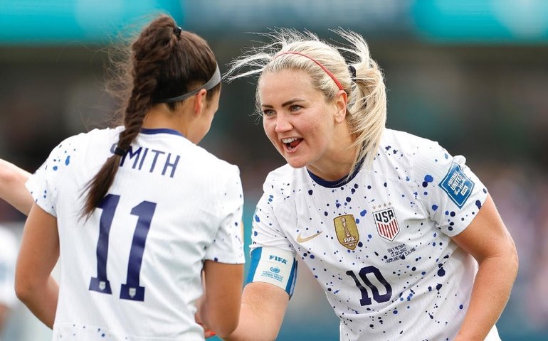 Estados Unidos confirmam favoritismo e vencem Vietnã com marca expressiva de Sophia Smith