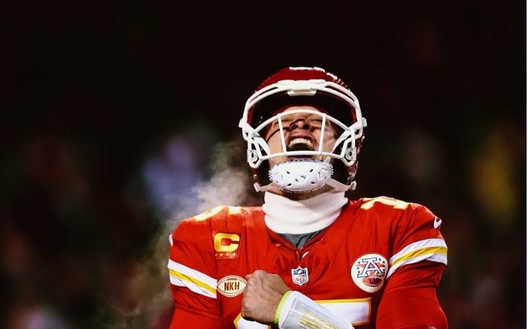 Mahomes não é o primeiro: revista lista os atletas mais bem pagos da NFL