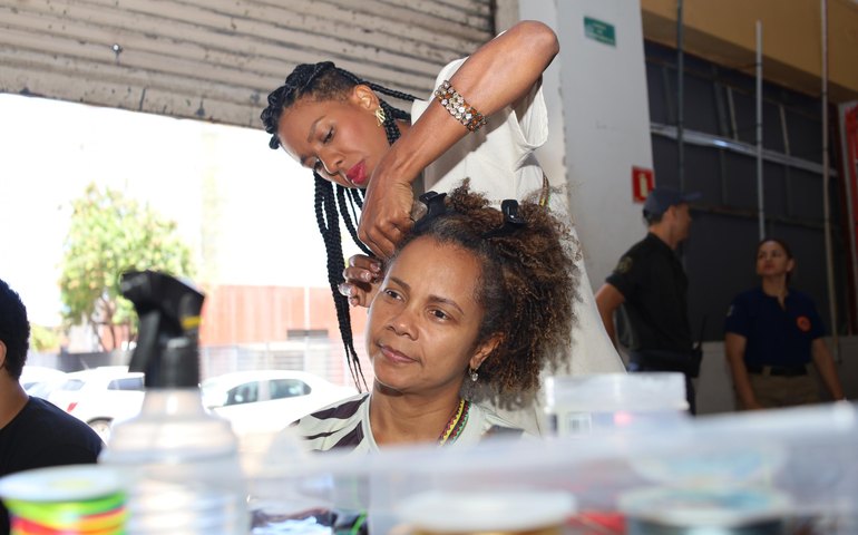 Tranças afro aproximam público e cultura no estande da Secult na Bienal Internacional do Livro