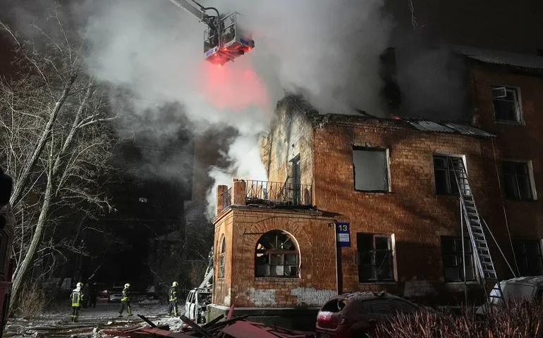 Rússia ataca a Ucrânia com drones e mísseis, matando 4 pessoas em Kyiv