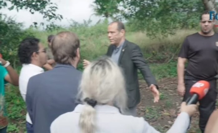 Momento em que segurança impede acompanhamento da imprensa