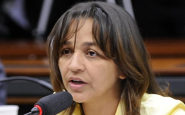 &#8216;CPI mostra que governo colocou a ideologia acima da ciência&#8217;, diz Eliziane Gama