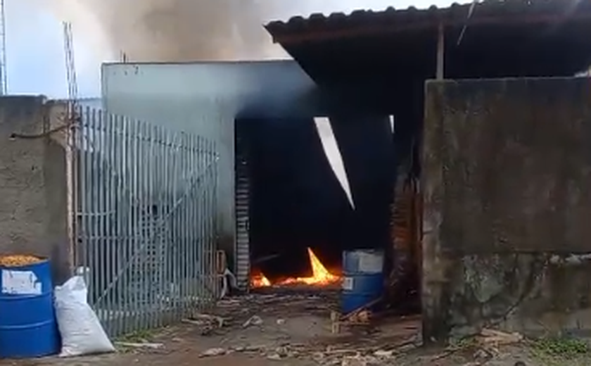 Incêndio atinge fábrica de estofados no Bairro Canafístula, em Arapiraca