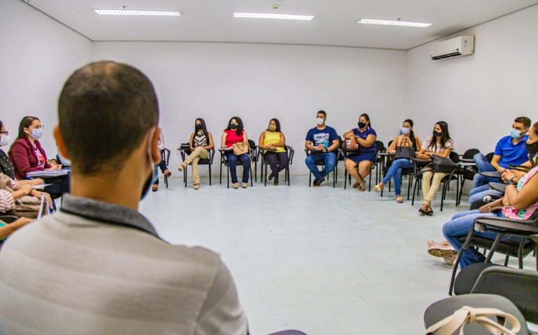 Arapiraca lança campanha Agosto Lilás com treinamento de visitadores do Criança Feliz