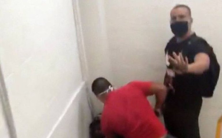 Adolescente negro é acusado de furto e ameaçado em loja de shopping no Rio