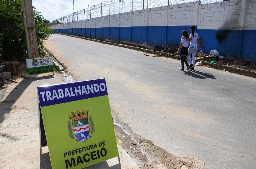 Prefeito Rui Palmeira vistoria obras de pavimentação no Benedito Bentes