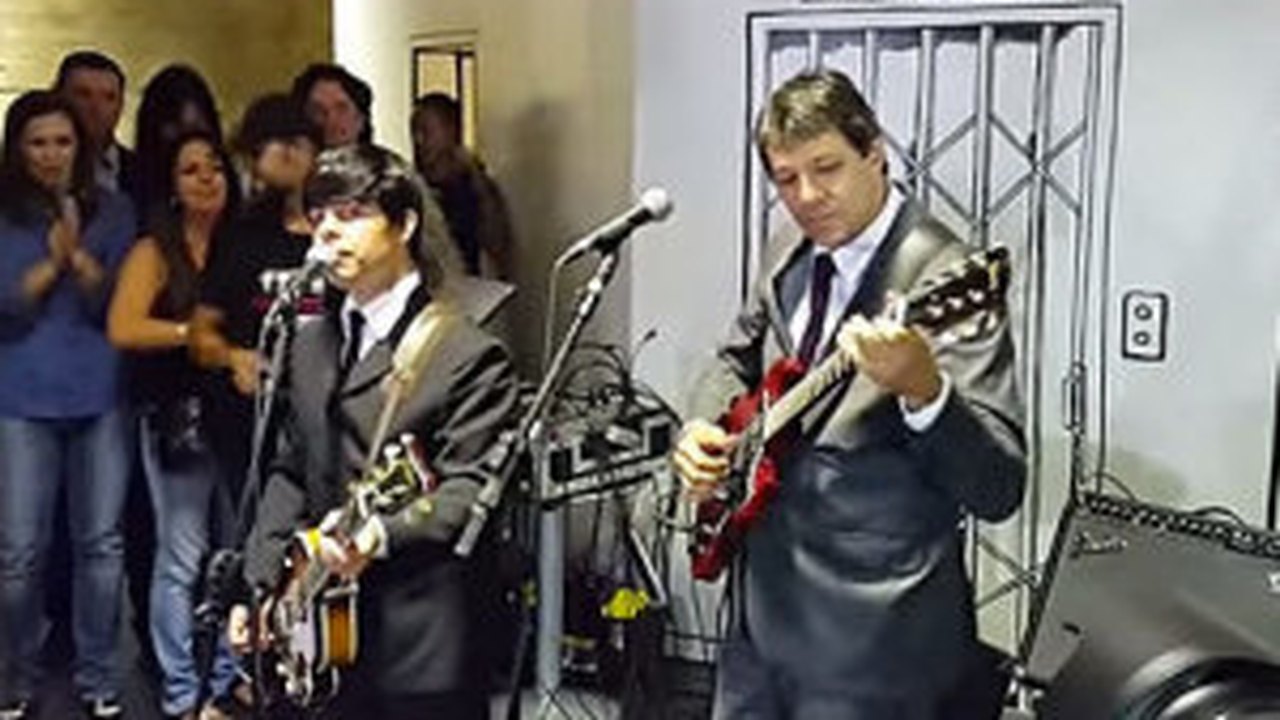 Haddad toca ‘Blackbird’ com banda cover dos Beatles em SP