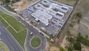 Três homens tentam arremessar drogas e celulares no presídio de Areia Branca