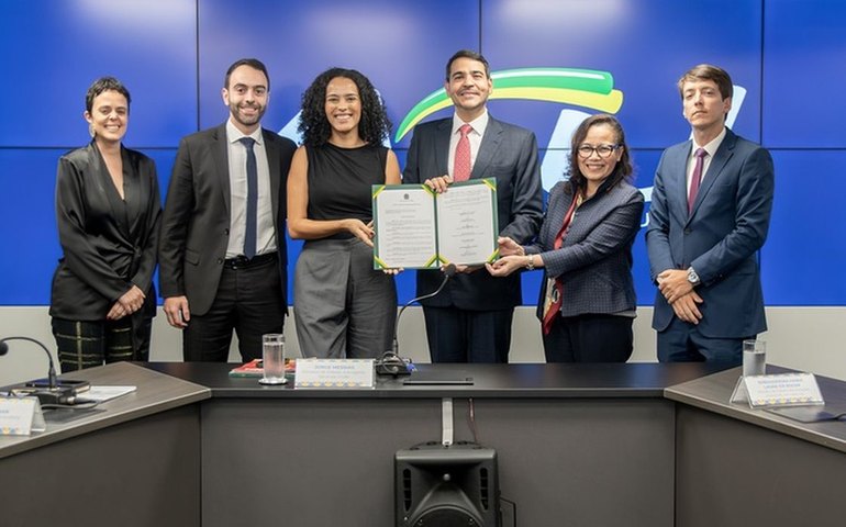AGU firma acordo para garantir posse de servidora exonerada do Itamaraty