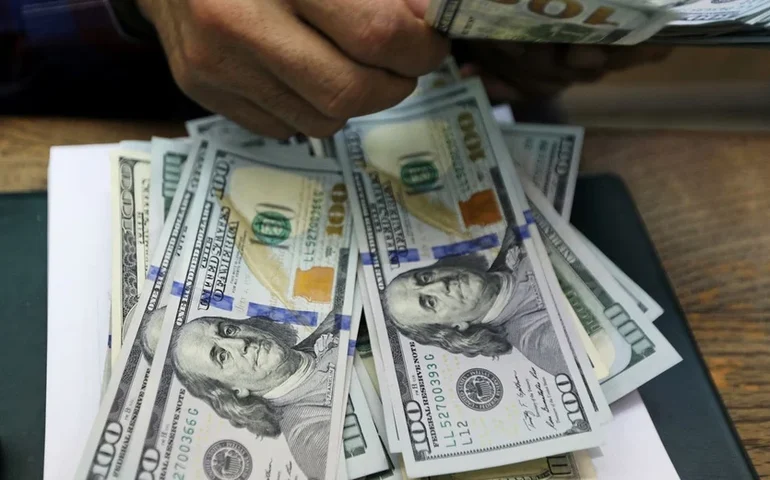Dólar recua com expectativa de diálogo entre EUA e Irã e cenário externo mais calmo