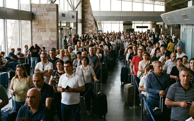 Eleitores armênios fazem longas filas no aeroporto de Yerevan às vésperas das eleições