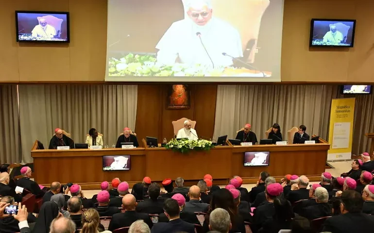Papa nomeia mulher para liderar comunicações do Vaticano