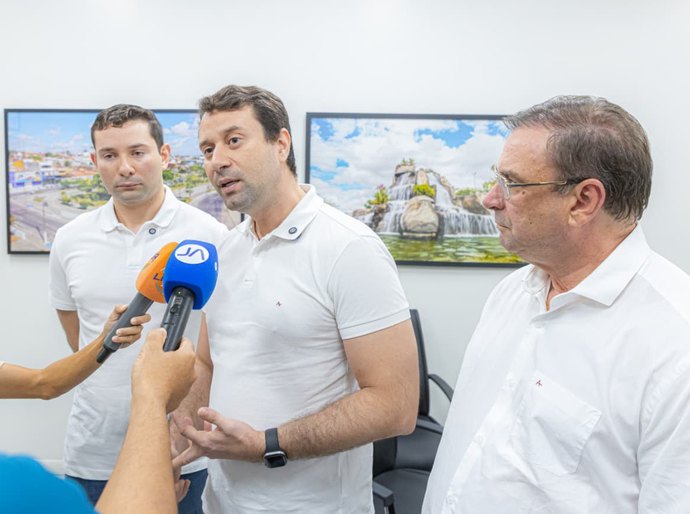 Caravana de Daniel e Lucas Barbosa percorre ruas do Manoel Teles nesta terça