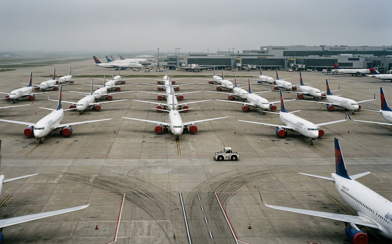 Mais de sete mil voos são cancelados no maior caos aéreo desde a pandemia