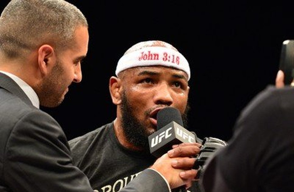 Yoel Romero e a faixa de João 3:16. - Foto: UFC