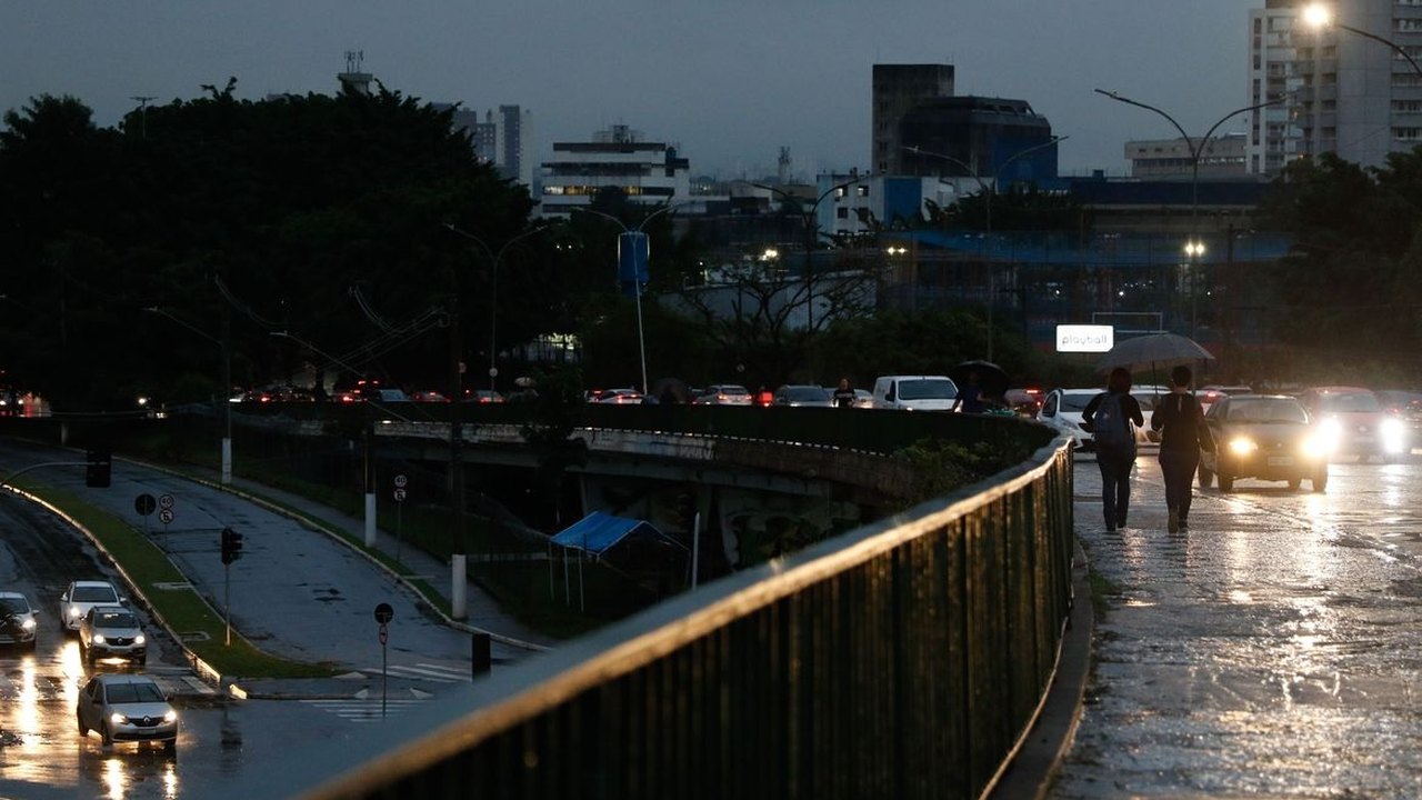 Bombeiros fazem buscas por vítima de afogamento na capital paulista