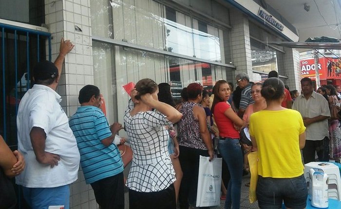Após greve do INSS, usuários fazem longa fila para serem atendidos